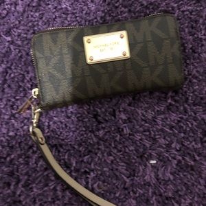 Micheal Kors Jet Set Smartphone wristlet!!!